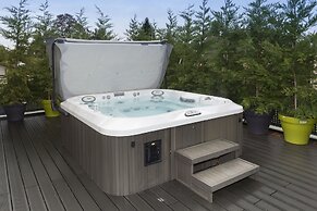 Waterfront Holiday Home in Heeg with Hot Tub
