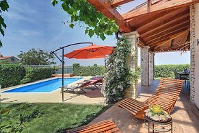 Villa in Novigrad With Pool Near Beach