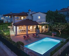 Villa in Novigrad With Pool Near Beach