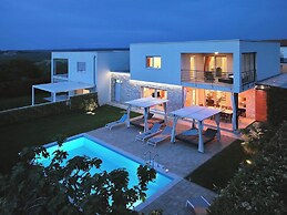 Modern Holiday Home in Novigrad With Pool