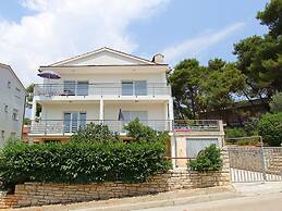 Apartment in Pula With Garden