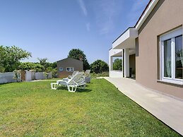 Modern Villa in Pula With Garden