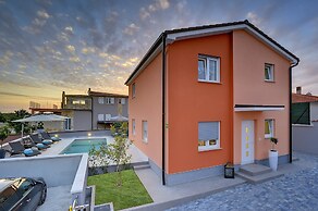 Villa in Pula With Pool & Parasol