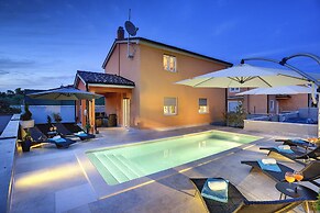 Villa in Pula With Pool & Parasol