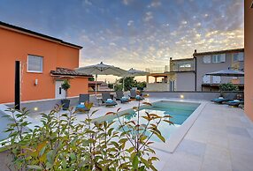 Villa in Pula With Pool & Parasol