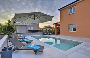 Villa in Pula With Pool & Parasol