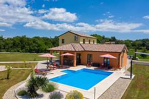Villa in Pazin With Private Pool