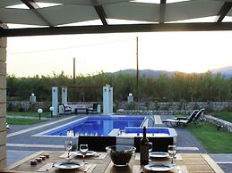 Villa in Kamisiana With Private Pool & Beach