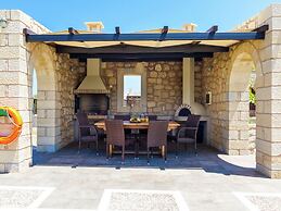 Villa in Kamisiana With Private Pool & Beach