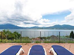 Spacious Apartment in Rancone With Lake View