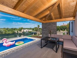 Villa in Novigrad With Private Pool and Beach
