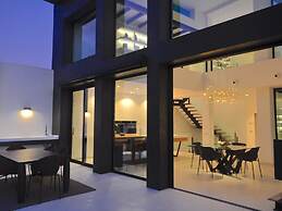 Villa in Buger With Rooftop Pool & Scenic Views