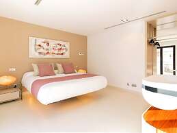 Villa in Buger With Rooftop Pool & Scenic Views