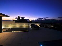 Villa in Buger With Rooftop Pool & Scenic Views
