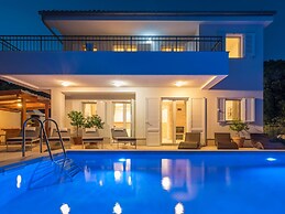 Villa in Cres With Sea Views & Pool