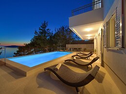 Villa in Cres With Sea Views & Pool