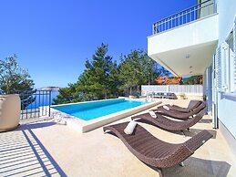 Villa in Cres With Sea Views & Pool