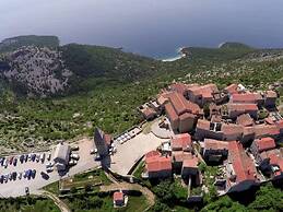 Villa in Cres With Sea Views & Pool