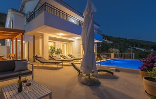 Villa in Cres With Sea Views & Pool