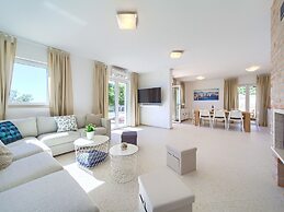 Villa in Cres With Sea Views & Pool
