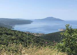 Villa in Cres With Sea Views & Pool
