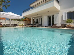 Villa in Cres With Sea Views & Pool
