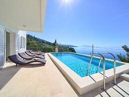 Villa in Cres With Sea Views & Pool