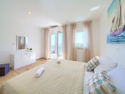 Villa in Cres With Sea Views & Pool