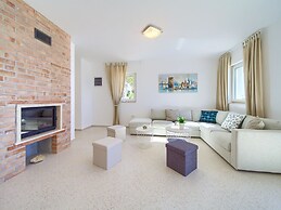 Villa in Cres With Sea Views & Pool