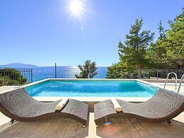 Villa in Cres With Sea Views & Pool