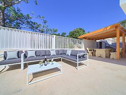 Villa in Cres With Sea Views & Pool