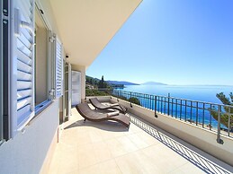 Villa in Cres With Sea Views & Pool