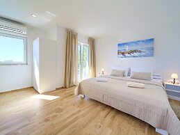 Villa in Cres With Sea Views & Pool