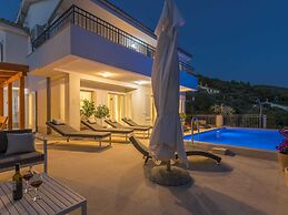 Villa in Cres With Sea Views & Pool