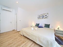 Villa in Cres With Sea Views & Pool