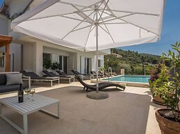 Villa in Cres With Sea Views & Pool