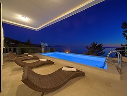 Villa in Cres With Sea Views & Pool