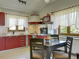 Villa in Peroj With Private Pool & Near Beach