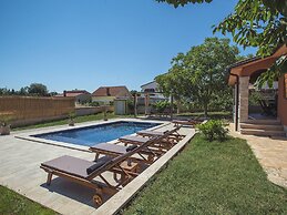 Villa in Peroj With Private Pool & Near Beach