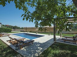 Villa in Peroj With Private Pool & Near Beach
