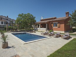 Villa in Peroj With Private Pool & Near Beach