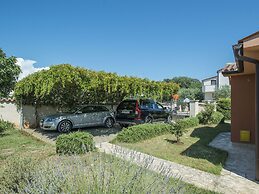 Villa in Peroj With Private Pool & Near Beach
