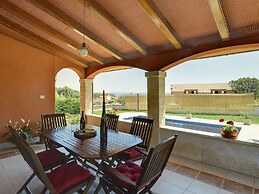 Villa in Peroj With Private Pool & Near Beach
