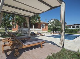 Villa in Peroj With Private Pool & Near Beach