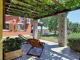 Villa in Peroj With Private Pool & Near Beach