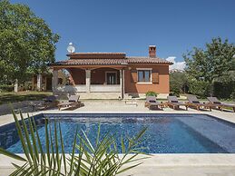 Villa in Peroj With Private Pool & Near Beach