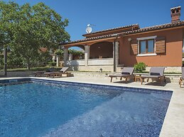 Villa in Peroj With Private Pool & Near Beach