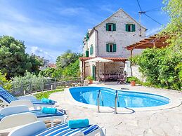 Villa in Sumartin Near Beach & Private Pool