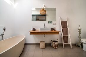 Splendid Private Villa, 2 BR, Canggu With Staff