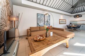 Splendid Private Villa, 2 BR, Canggu With Staff